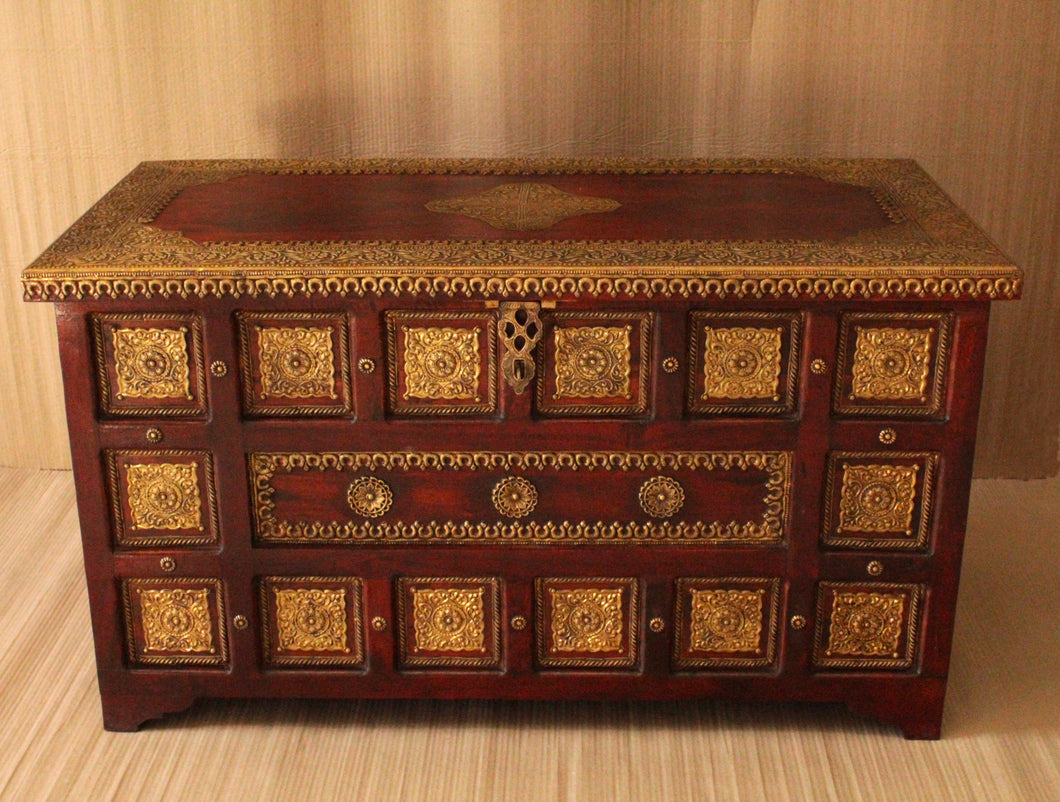 Vintage Wooden Trunk with Brass Fittings - A Sturdy and Stylish Storage Solution