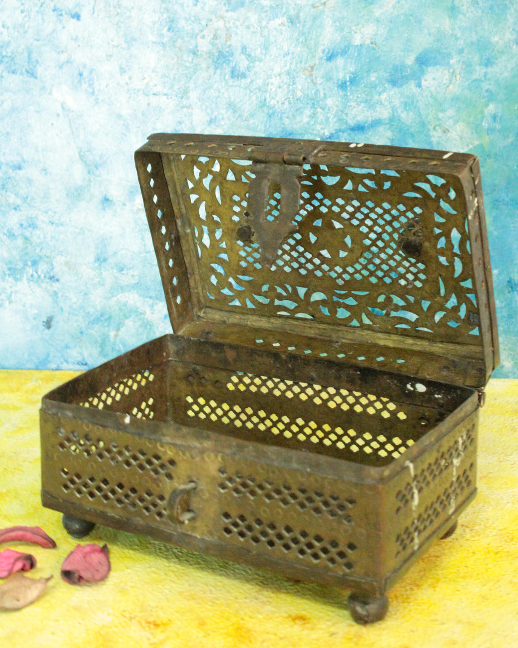 Elegance: Vintage Brass Betel Nut Box
